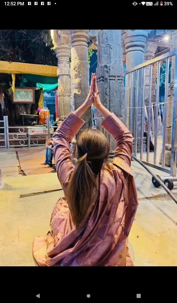 ❤️❤️❤️ से शिवि तुम्हारे लिए 
अच्छा सुनो ना 
कुछ सजदे बिना चौखट के भी हुआ करते हैं 
मोहब्बत के मंदिर दिखाई कहां देते हैं 
   नैनीताल से ♥️♥️♥️