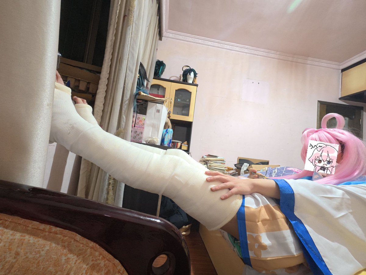 lixuhang673162's tweet photo. 小星野“受伤”了呢，好疼呜呜
Xiaoxingye is' injured ', it hurts so much, sobbing
星野ちゃん「傷ついた」ね、痛いよ
喜欢的看我主页哦！＃石膏绷带
＃尿管
#legcast
#dllc
#ギプス https://t.co/BDf4w93FCl