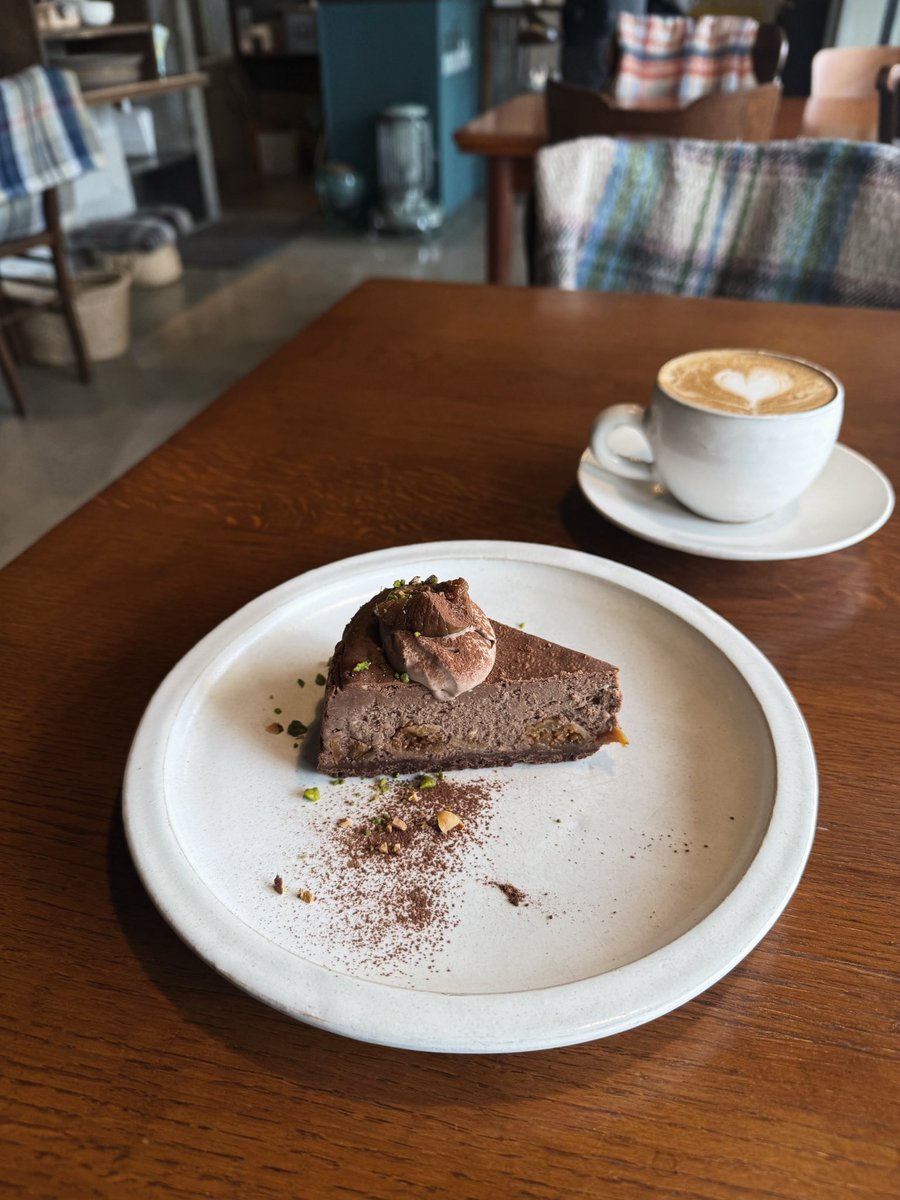 520lematin's tweet photo. 今年こそは！と思いながら毎年食べ損ねていた、cafe marble のチョコレートベイクドチーズケーキをようやく食べました。終わる前にもう一回食べたい...！ https://t.co/rP1q2lqlsN