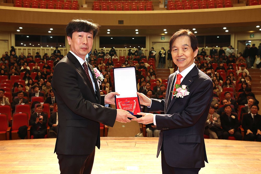 kaistpr's tweet image. Congrats to Prof. Kyung-Jin Lee, named KAISTian of the Year! 🏆 His "Quantum Spin Pumping" discovery is 10x more powerful than old theories and is set to revolutionize ultra-low-power memory.

The future is quantum! ⚛️✨

#KAIST #Physics #Quantum #TechNews #Innovation