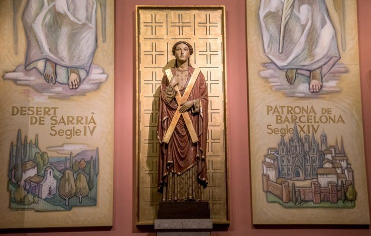 Santa Eulàlia, verge i màrtir, la ben parlada, única i veritable patrona de Barcelona. Sotmesa a 13 martiris per Dioclecià, tants com anys tenia, i morta a la creu d'aspa. Cuidava les oques de casa, d'aquí les 13 oques del claustre de la Catedral, blanques com la seva puresa.