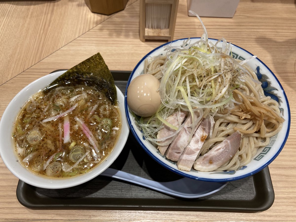 撮影のため広島に向かってます。
遠い。
出発前の腹ごしらえの写真でも。

◯ 舎鈴 エキュート赤羽店
創業ネギつけめん(大)
味玉

想像以上に美味しくたまげた😋
ネギうまい😋シャキシャキ、味付けも香ばしく素晴らしい。
食べ飽きず、スルスルスル啜れる。
ネギ増しても良いかも。

※今年麺19杯目