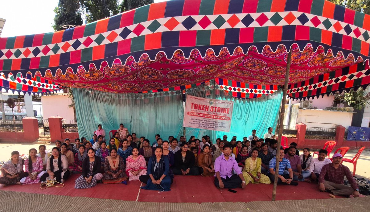 oneabbsr's tweet image. Day 3 of Democratic Token #Strike at #SLNMCH, Koraput.

#NursingOfficers and all Paramedical Staff are compelled to protest against the high-handed, monopolistic and harassing actions of the Registrar. Continuous humiliation and administrative autocracy have deeply affected staff