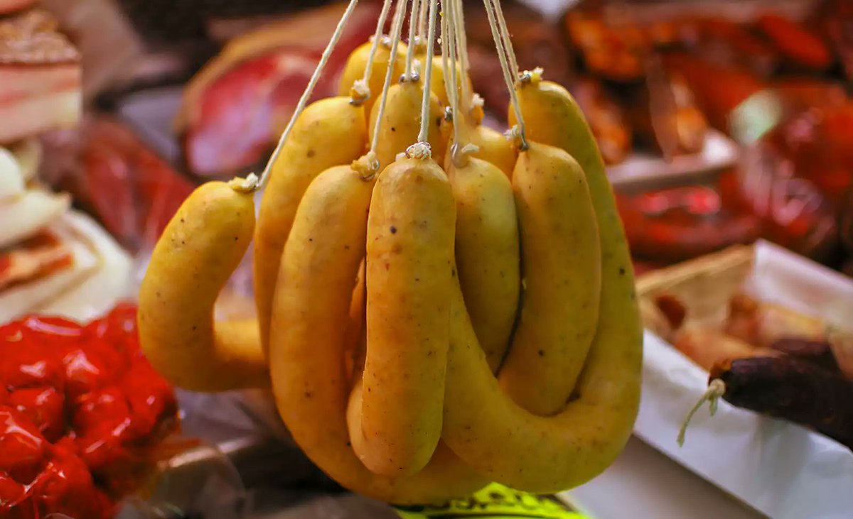 Som_PPCC's tweet photo. Avui és Dijous Gras, el primer dia de Carnestoltes! 
🥸😷🎡🏴‍☠️

És l'inici d'una setmana per disfrutar dels àpats prohibits en la Quaresma. Als Països Catalans es tradició menjar botifarra d'ou, truita de botifarra i, per postres o berenar, coca de llardons. https://t.co/KrbZ1LxUyb