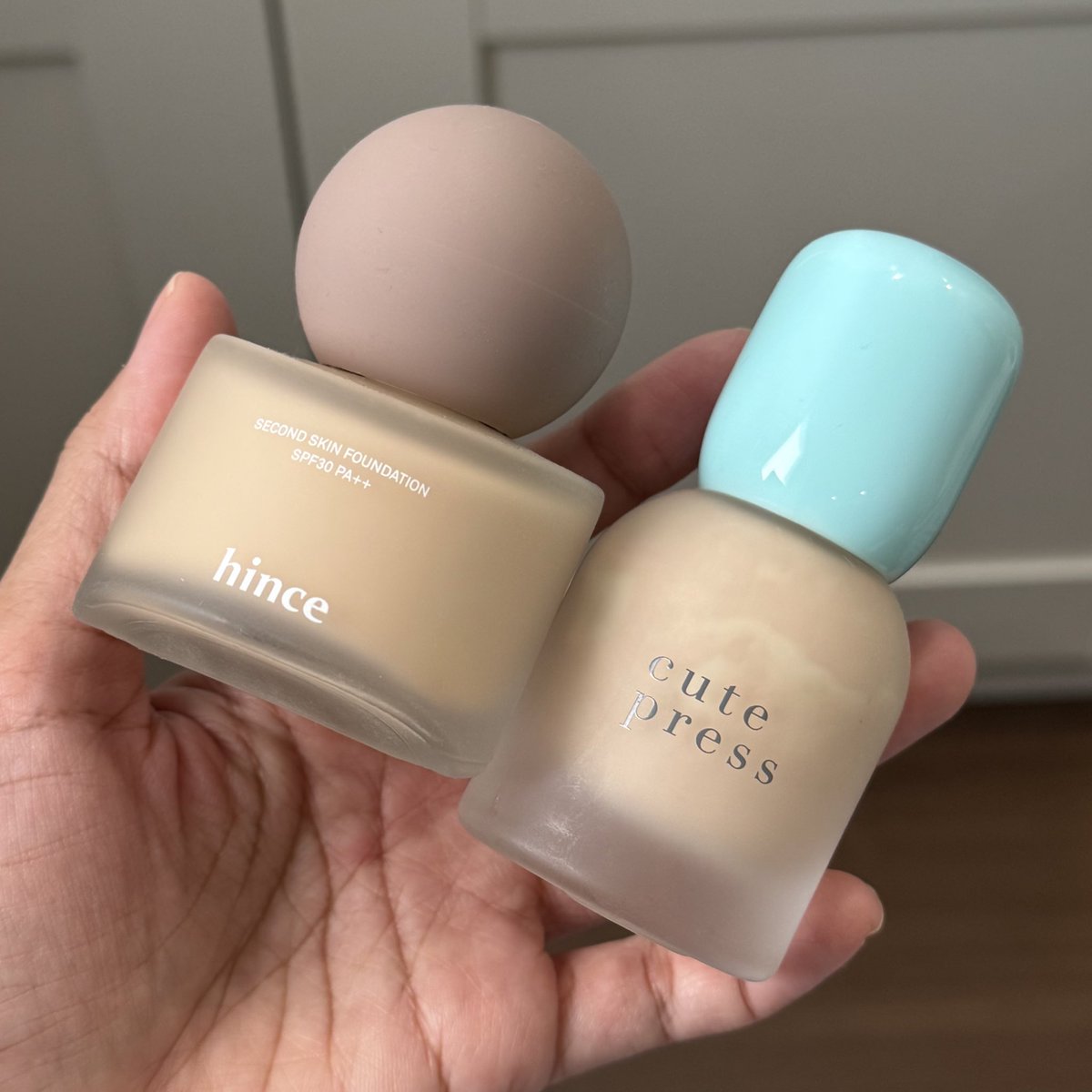 - hince second skin ; บางเบา กลืนผิว my skin but better ให้ฟีลลิ่งที่เหมือนไม่ได้ใช้รองพื้น ใครชอบความเบามา hince เลย
- cute press ฝาเขียว ; เนื้อสบายผิว ผิวโกลว์เล่นแสง ให้ความปกปิดมากกว่าแต่ยังรู้สึกเบาผิว ฟินนิชฉ่ำแบบกำลังดี ขึ้นกล้องมาก