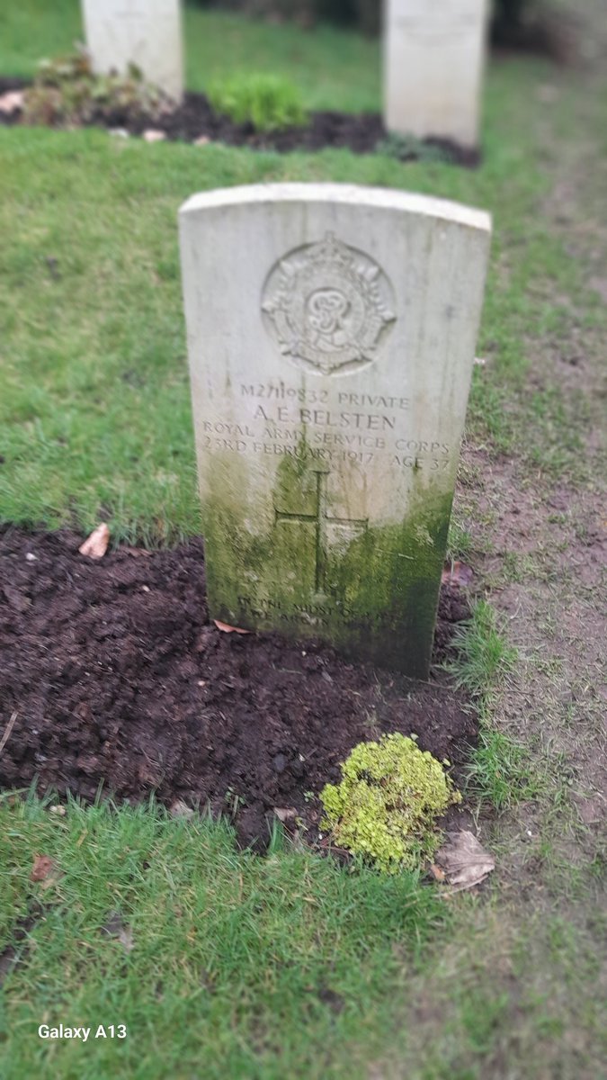 stephenlloyd192's tweet photo. As a VOLUNTEER with the CWGC, I Love cleaning war graves it can be hard, but I think its worth doing https://t.co/SJisKH5LKp