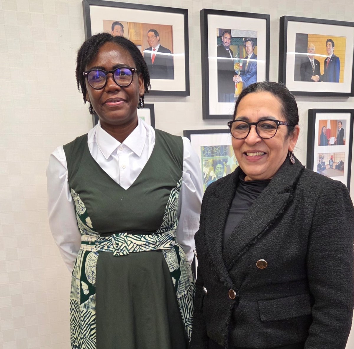 Muy cordial encuentro con la nueva Embajadora de Burkina Faso en Japón, Sra. Bibata NEBIE/OUEDRAOGO.  Durante su visita de cortesía a nuestra Embajada rememoramos los lazos históricos  entre nuestros países.  Le desee muchos éxitos en su misión.
