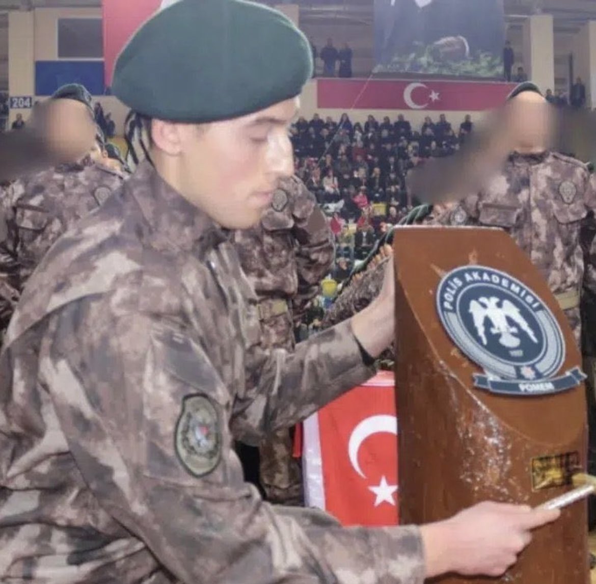 KENDİ ASLAN, OĞLU ASLAN OĞLU ASLAN.

Yeni <a href="/TC_icisleri/">T.C. İçişleri Bakanlığı</a> bakanı sayın <a href="/miamustafacftci/">Mustafa ÇİFTÇİ</a> oğlunun Başarılı Özel Harekat Polisi olduğu öğrenildi.

Ne mutlu...

Hem Haktan yana hem Halktan biri.

En azından 22 yaşında 200 milyon dolarlık şirketi olan çocuklardan veya annesinin takısını