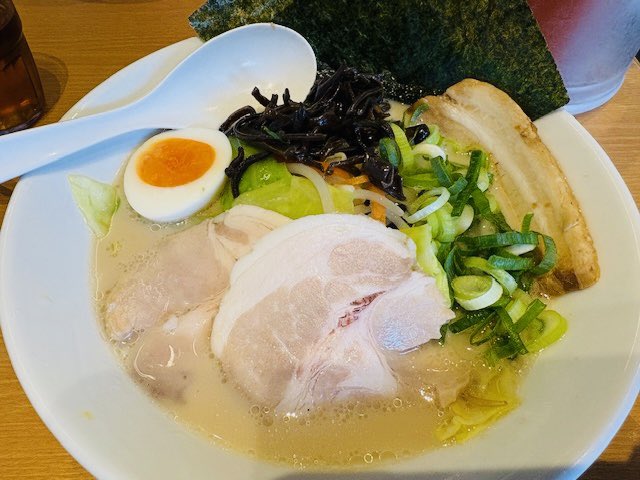 maromaryo's tweet photo. ランチは
一風堂の白丸！
替え玉はムリでした
#満腹 https://t.co/qW7nCCA88v
