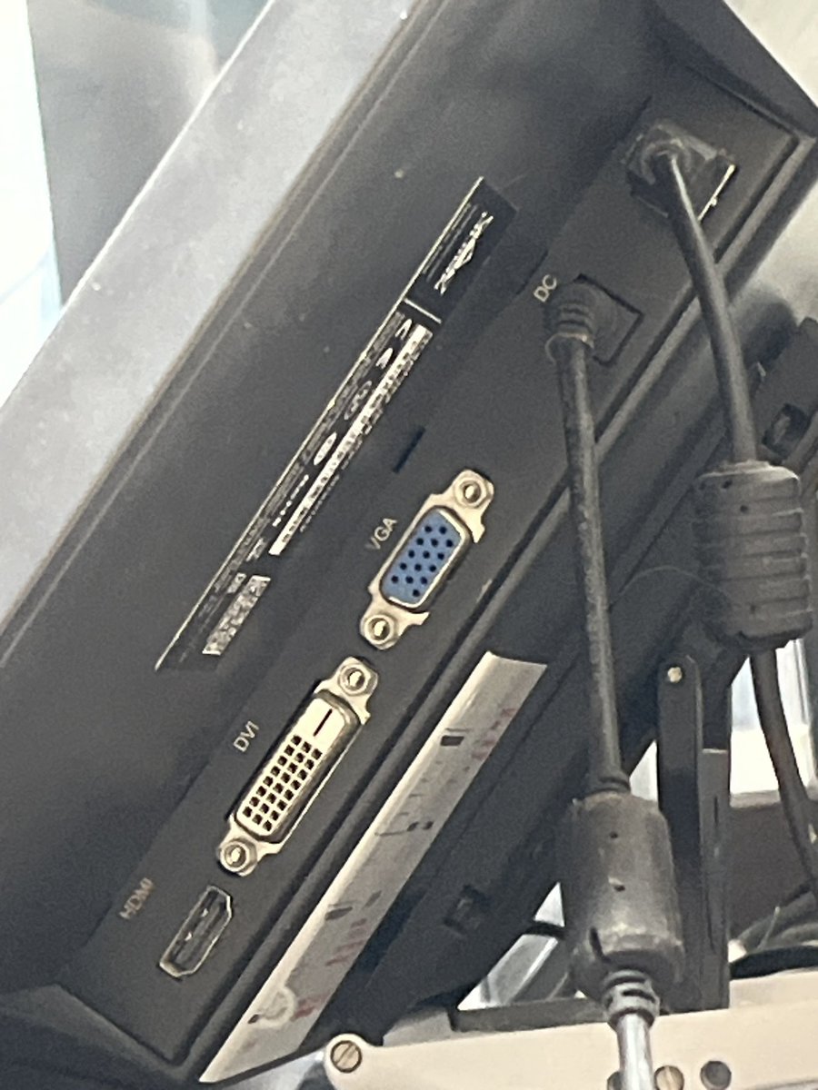 液タブがぁあああああ(パソコン本体に繋ぐ線がない)