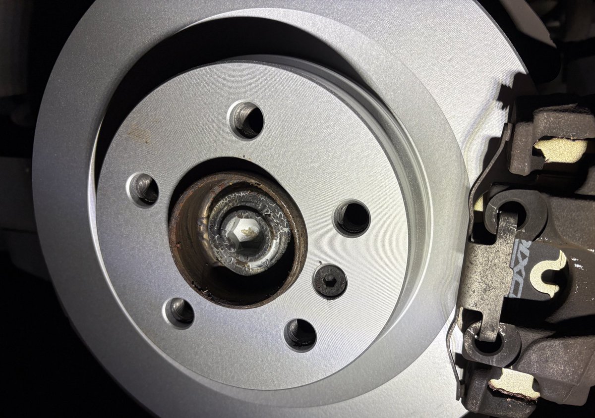 Apollon_carmoto's tweet image. やはり新品のディスクとパッドはきもちがいい🥹❤️

#Apollon
#BMW
#X2
#点検 #整備 #車検
#綺麗が集まるお店