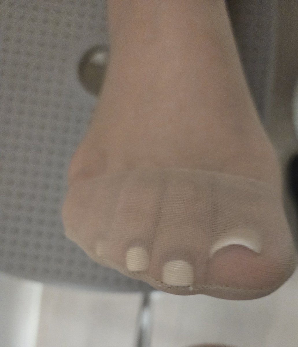 스타킹 신은 와이프의 일상 tweet media