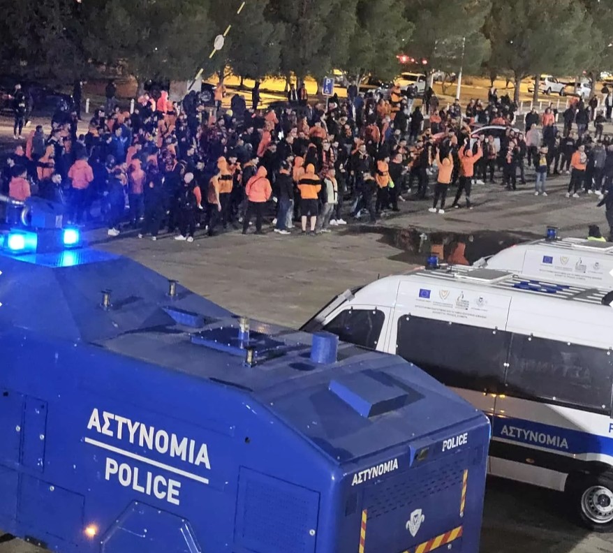 AwayDays1979's tweet photo. Καλημερα προεδρε @taras7777 . Μεγαλη νικη/προκριση εχτες.
Μα σαννα μου τζαι εψαλλαν σου τα οι 500-600 τοξικοι παλε;
Τζαι εν τζινοι που παν γηπεδο ακομα.
Σκεφτου να ηταν τζαι οι 10 σχιλλιαες που καμνουν αποχη για λλοου σου.
#MakisOut https://t.co/OEalBYRzOp