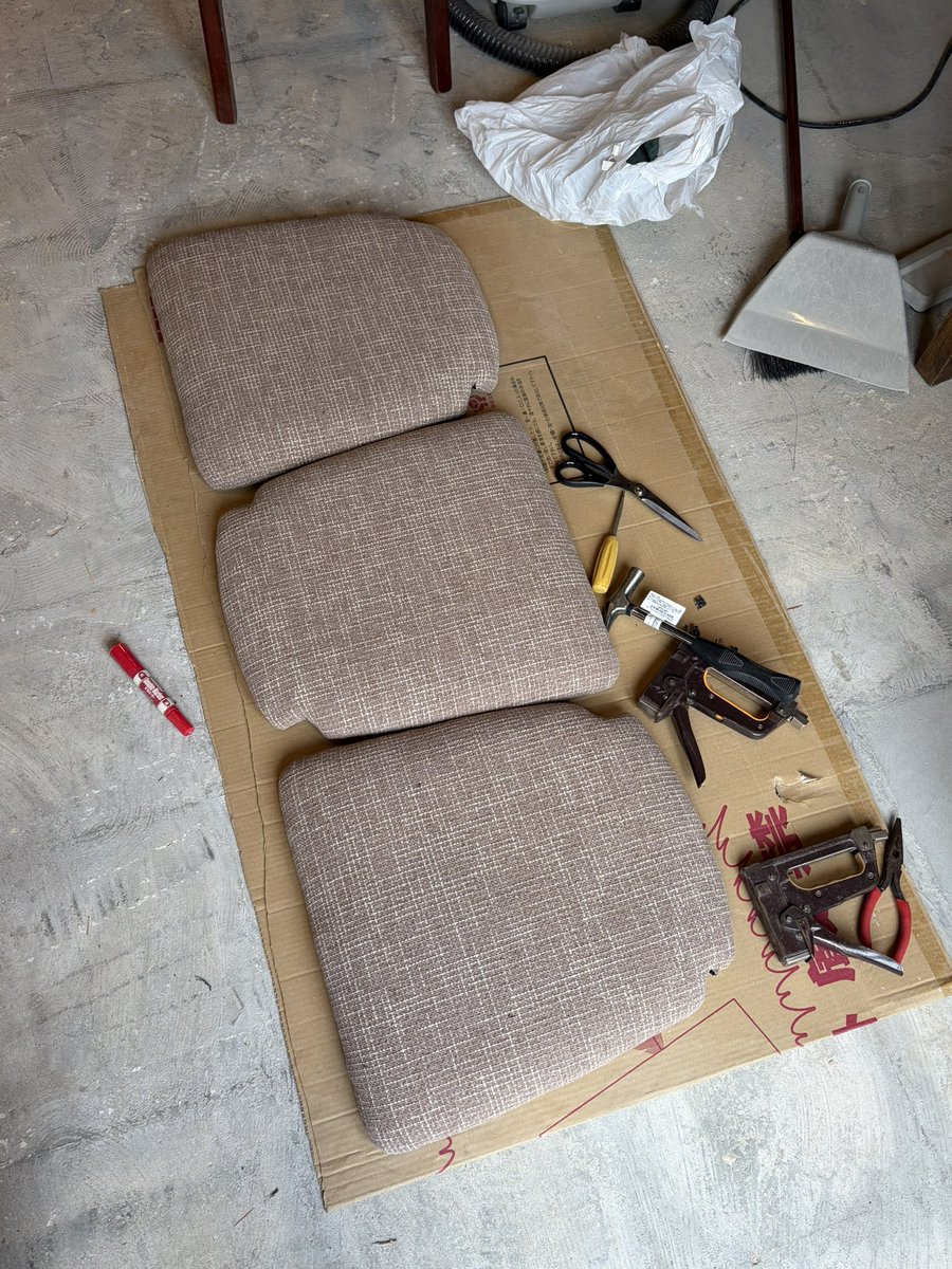 vvadako's tweet photo. おそろしくなる予定のみせの椅子の張り替え4日かかって5脚完成。くたびれてぺたんこだったのがふっかふかになりました。 https://t.co/GVAqUj7N5o
