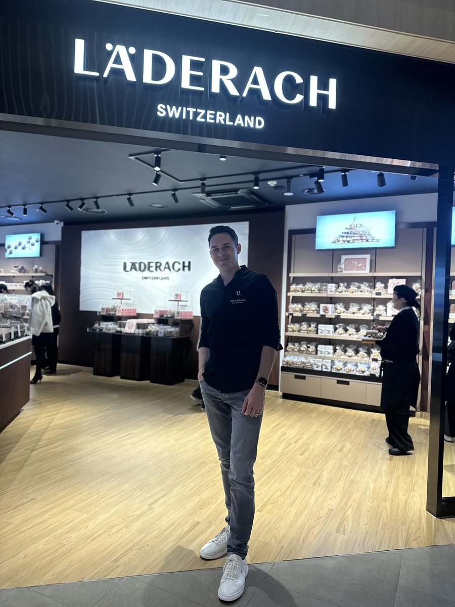 Miel_Jade's tweet image. 광화문에서 사랑받던 레더라 초콜릿이
코엑스 파르나스몰에 새로이 문을 열었다. 

3대손이자 총괄 쇼콜라티에인 에리아스 레더라가 직접 오픈 첫날 손님들을 맞이했음. 레더라의 시그니처인 판초콜릿을 '프리쉬쇼기(FrischSchoggi)라고 부르는데 보기만 해도 설레었음 😍