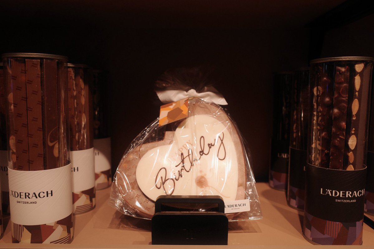 Miel_Jade's tweet image. 광화문에서 사랑받던 레더라 초콜릿이
코엑스 파르나스몰에 새로이 문을 열었다. 

3대손이자 총괄 쇼콜라티에인 에리아스 레더라가 직접 오픈 첫날 손님들을 맞이했음. 레더라의 시그니처인 판초콜릿을 '프리쉬쇼기(FrischSchoggi)라고 부르는데 보기만 해도 설레었음 😍