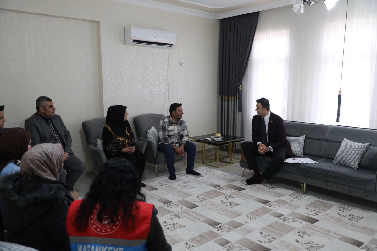 Devlet-Millet Projesi kapsamında Kaymakamımız Mehmet Ali İMRAK’ın katılımıyla hane ziyaretleri gerçekleştirildi. Vatandaşlarımızın talep ve önerileri yerinde dinlendi, ihtiyaçlar doğrudan değerlendirildi. Samimi diyaloglarla güçlenen bu buluşmalar, devlet ile millet arasındaki