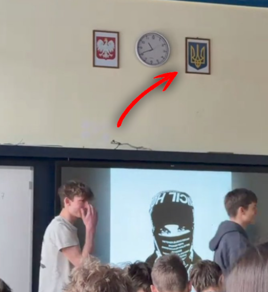 Szeptycki oskarżał o dezinformację, sam ją siał
Potwierdzono informację o UKRAIŃSKIM HERBIE obok polskiego godła w sopockim liceum!

W mediach społecznościowych pojawiły się zdjęcia z II Liceum Ogólnokształcącego im. Bolesława Chrobrego w Sopocie, na których obok polskiego godła