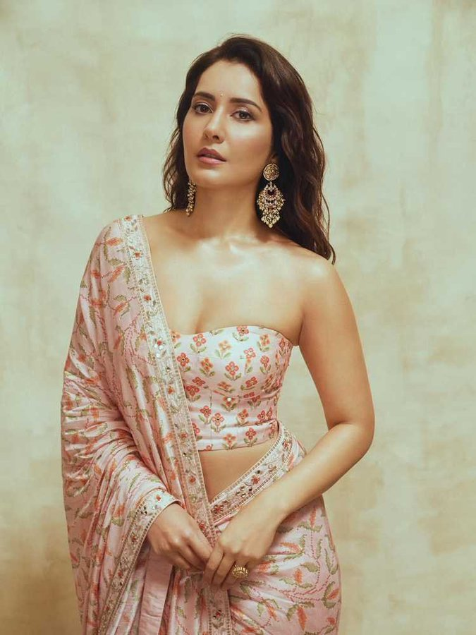 IndiaOnScreen's tweet photo. Alluring #RaashiiKhanna https://t.co/5AMdOqTucl
