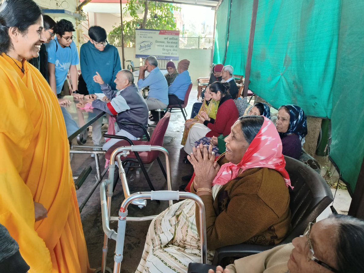 #AYUDHAhmedabad core members recently visited Matoshri #OldAgeHome and spent heartfelt moments with the residents. It was an eye-opening experience for the #AYUDH-ians to hear how many residents had been abandoned by their families. These stories deeply touched their hearts.