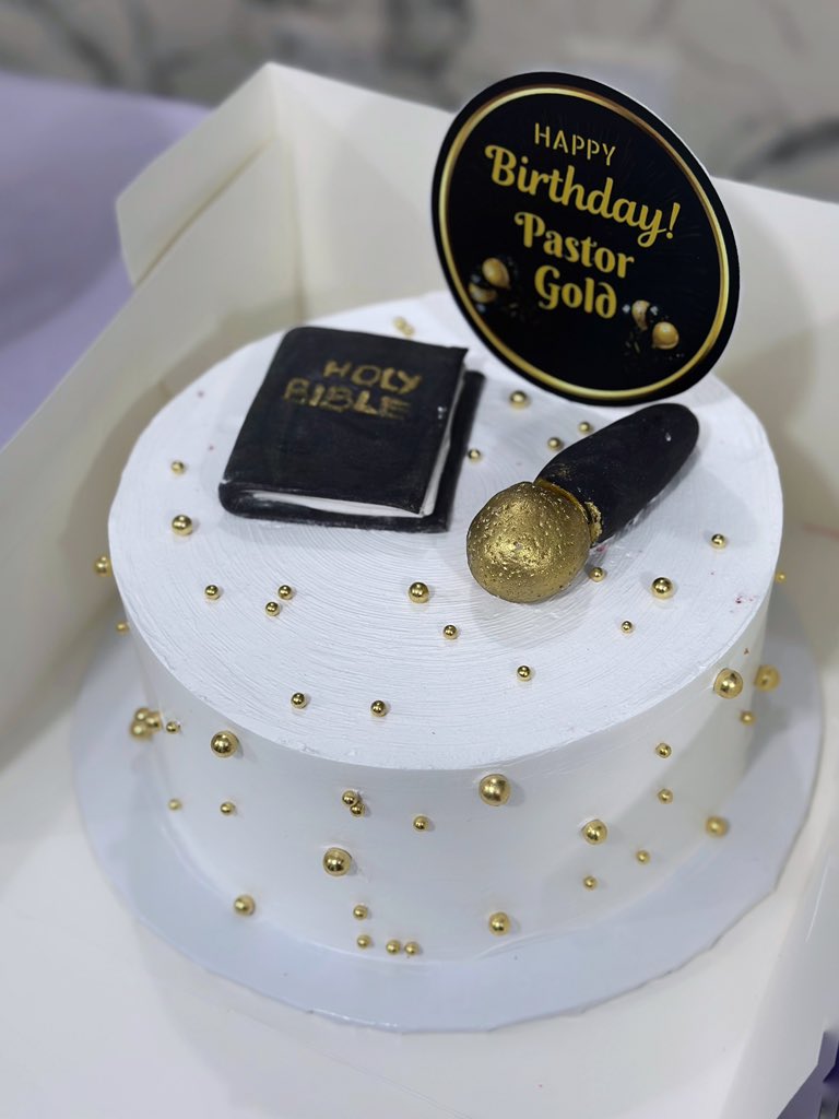 Leemahpearl_'s tweet photo. Cake for a pastor 

The microphone is looking like something else 🧐

8 inches one layer 
Frosting: Whipped Cream 
35k 

📍ILORIN https://t.co/5qN4qHTrMI