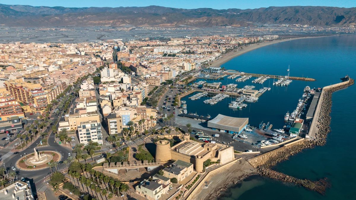 🚉Andalucía encadena varias ciudades costeras de más de 100.000 habitantes sin conexión ferroviaria.

El pleno de Roquetas de Mar ha aprobado solicitar al Ministerio de Transportes un Cercanías para el AM de Almería., ¿posible?

📍Almería
🗨️urbanity.one/t/sur-infraest…
