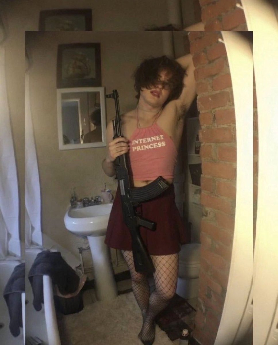 Šāvējs nav sieviete, bet vīrietis, kurš sevi identificē kā sievieti. Viņš no 12 gadu vecuma lietoja dzimummaiņai nepieciešamās zāles, ko reklamē progresīvie mediji um izraksta ārsti Kanādā, kas radīja psihes izmaiņas. Baidens ASV aģitēja, ka bērniem to jāļauj bez vecāku atļaujas,