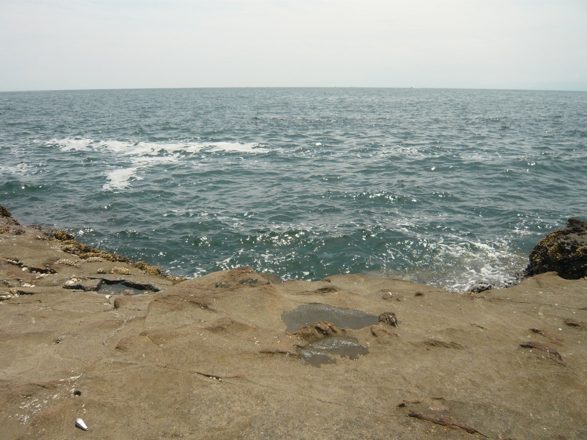 暖かくなったら海を見にいく！（写真は5月の江ノ島の岩屋のあたり）