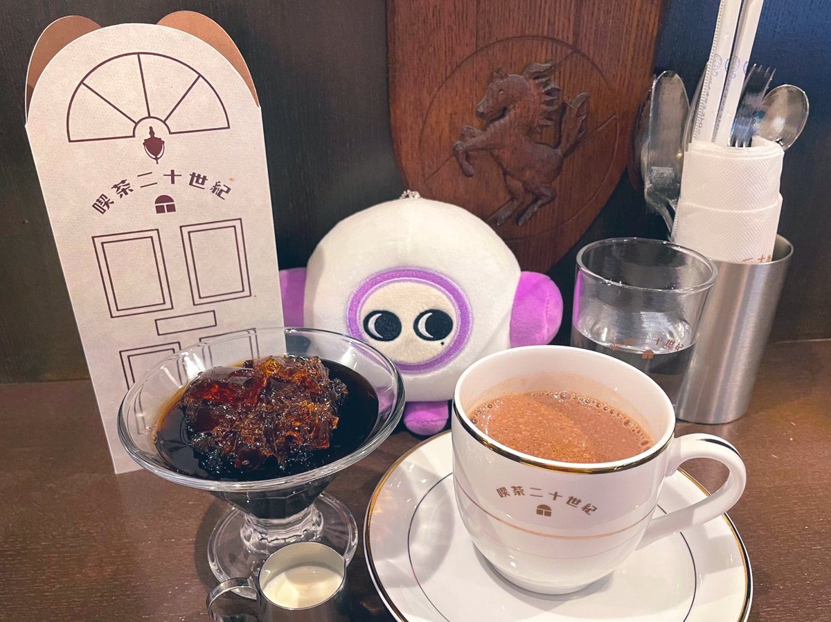 vssfpnt6's tweet photo. 仕事がお休みだったので喫茶二十世紀へ。
期間限定のホットチョコレート🍫💕
月刊サテンの2月号も買えてハッピー✨️ https://t.co/2dZYKWsc8r