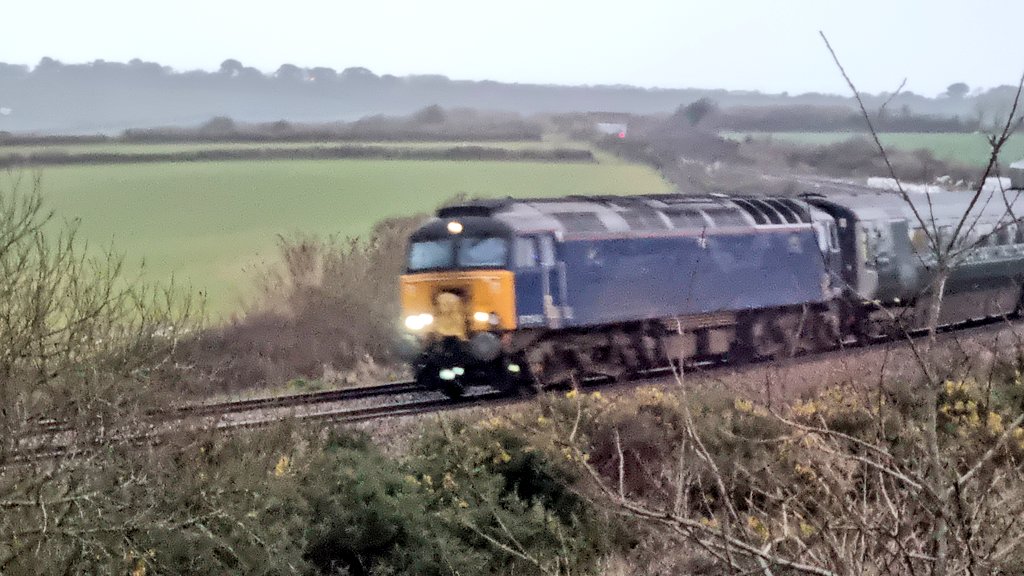 Good morning, World! 

Our alarm call, the Night 🌙 Riveria Sleeper Train has passed on its way to Penzance  🚂 ⚓️