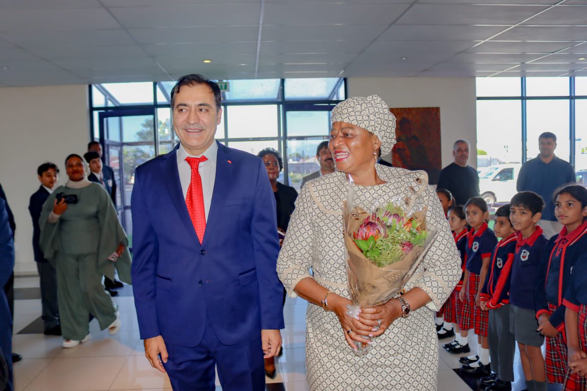 ReginahMhaule's tweet image. The visit at Star College in Bridgetown sets the tone for a day focused on quality teaching, and learner support. 📚✏️

Together, we are strengthening basic education&amp;amp;building a brighter future for every child.
@GovernmentZA 
#BackToSchool2026 #QualityEducation #DBE #ReadToLead
