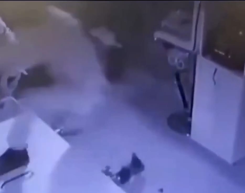 तुर्किये में चोरी की एक अनोखी वारदात ने सोशल मीडिया पर तहलका मचा दिया। 😂

26 साल का चोर देर रात आभूषण की दुकान की खिड़की को क्रोबार से तोड़कर कीमती गहनों पर हाथ साफ कर दिया।

लेकिन असली हैरानी तब हुई जब वह किसी बाइक या कार से नहीं, बल्कि गधे पर सवार होकर फरार होता नजर आया!