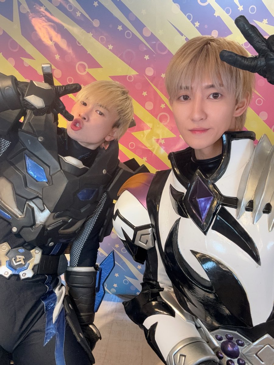 本日もビラ配り終了💙🤍
平日ほぼ毎日原宿の竹下通りの所で僕達ビラ配りしてるから初めて見るよって方も是非ビラ受け取って原るーむ遊びに来てね🤘🏻

少しでも多く広まりますよーに🙏
今から2人で配信するよ！！
是非来てね〜🫡