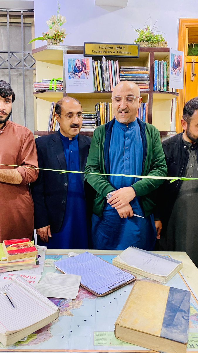 فرزانہ عاقب بُک کارنر کا افتتاح 
معروف شاعرہ ،ناول نگار  محترمہ فرزانہ عاقب کی طرف سے #شُہدا_۸_اگست_ڈیجیٹل_لائبریری کوئٹہ کے لئے کتابوں کا تحفہ.اِس موقع پر ڈاکٹر لعل خان کاکڑ چیئرمین #شہید_باز_محمّد_کاکڑ_فاؤنڈیشن نے بُک کارنر کا افتتاح کیا <a href="/KlasraRauf/">Rauf Klasra</a>  <a href="/farzanaaqib/">farzana Aqib</a> <a href="/HamidMirPAK/">Hamid Mir حامد میر</a>