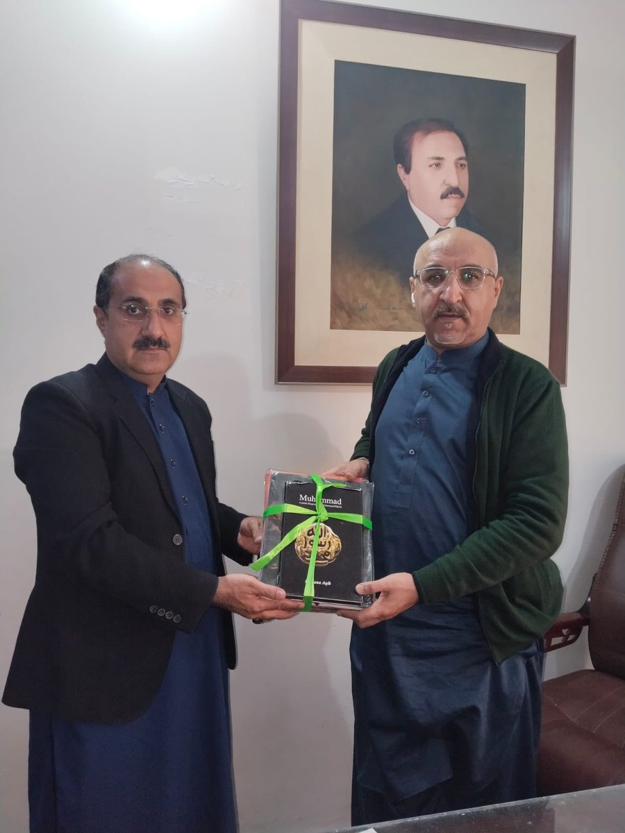 DrLalKhanKakar's tweet photo. فرزانہ عاقب بُک کارنر کا افتتاح 
معروف شاعرہ ،ناول نگار  محترمہ فرزانہ عاقب کی طرف سے #شُہدا_۸_اگست_ڈیجیٹل_لائبریری کوئٹہ کے لئے کتابوں کا تحفہ.اِس موقع پر ڈاکٹر لعل خان کاکڑ چیئرمین #شہید_باز_محمّد_کاکڑ_فاؤنڈیشن نے بُک کارنر کا افتتاح کیا @KlasraRauf  @farzanaaqib @HamidMirPAK https://t.co/sVDJJUqUcL