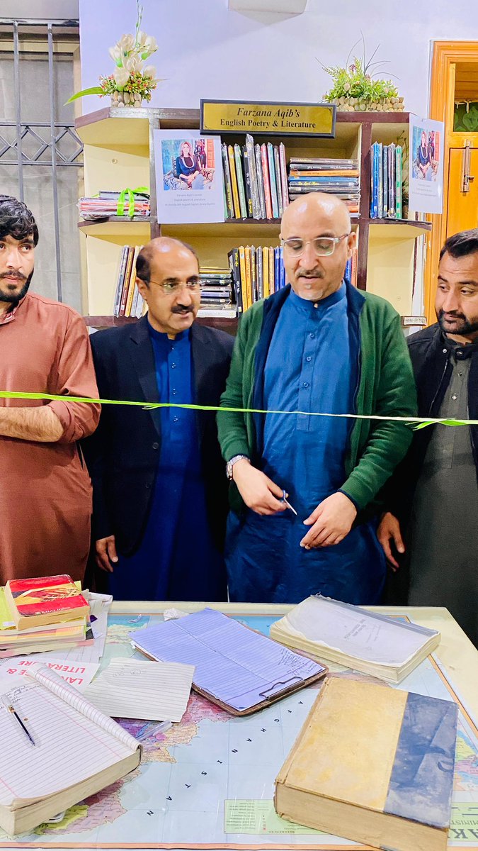 DrLalKhanKakar's tweet photo. فرزانہ عاقب بُک کارنر کا افتتاح 
معروف شاعرہ ،ناول نگار  محترمہ فرزانہ عاقب کی طرف سے #شُہدا_۸_اگست_ڈیجیٹل_لائبریری کوئٹہ کے لئے کتابوں کا تحفہ.اِس موقع پر ڈاکٹر لعل خان کاکڑ چیئرمین #شہید_باز_محمّد_کاکڑ_فاؤنڈیشن نے بُک کارنر کا افتتاح کیا @KlasraRauf  @farzanaaqib @HamidMirPAK https://t.co/sVDJJUqUcL