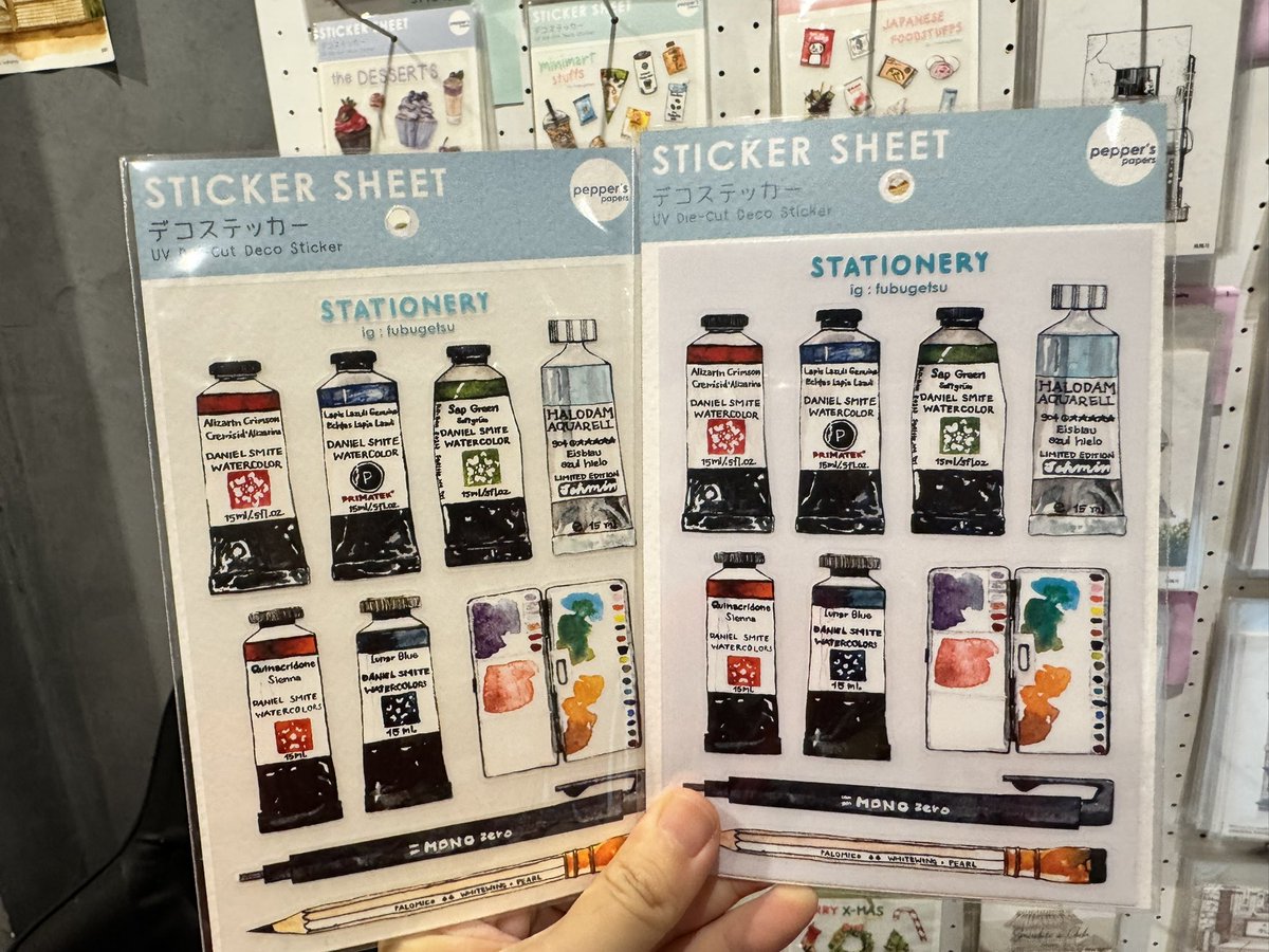 สวัสดีค่า มาแจ้งว่าสติกเกอร์ล็อตใหม่ที่เราทำ จะเปลี่ยนเป็นแบบดระดาษรองสีขาวนะคะ (ขวาคือแบบใหม่)

***ตอนแกะออกมาจะเหมือนเดิมเลย แต่กาวด้านหลังจะติดดีขึ้น***

ตอนมองอาจจะดูสวยน้อยกว่าเดิมนิดหน่อย แต่ก็คิดว่าการแก้ปัญหาเรื่องคุณภาพสติกเกอร์ควรมาก่อนค่ะ