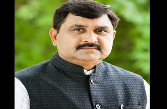 HaryanaWire's tweet photo. महम के पूर्व विधायक बलराज कुंडू को 5 करोड़ की धमकी, रोहित गोदारा नाम के व्यक्ति ने मोबाइल कॉल व वॉइस नोट भेजा। 2 दिन में पैसे न देने पर अंजाम भुगतने की चेतावनी। कुंडू ने डीजीपी और सरकार को ईमेल कर सुरक्षा मांगी। 2019 में निर्दलीय चुने गए, 
आजकल हरियाणा में अपराध का बोलबाला। https://t.co/dTHSRayAhH