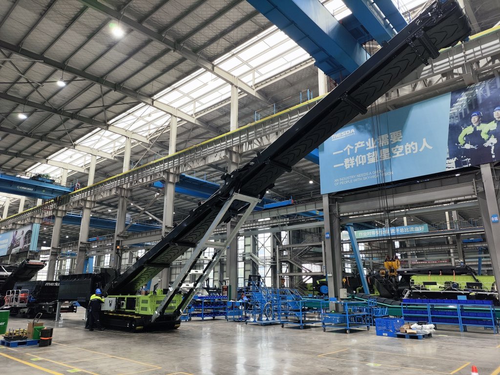 BryanJL13's tweet photo. The Mesda mobile stacker B210F has dual power: diesel and electricity. It is also available for shipping by container. https://t.co/erL6cgGmej