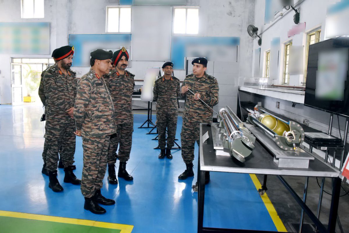 IaSouthern's tweet image. Lt Gen DS Kushwah, PVSM, AVSM, SM, General Officer Commanding (GOC), MG &amp;amp; G Area, visited the EME School at #Vadodara Military Station to review its training ecosystem and technological advancements.

The General Officer was briefed on key initiatives aligned with the