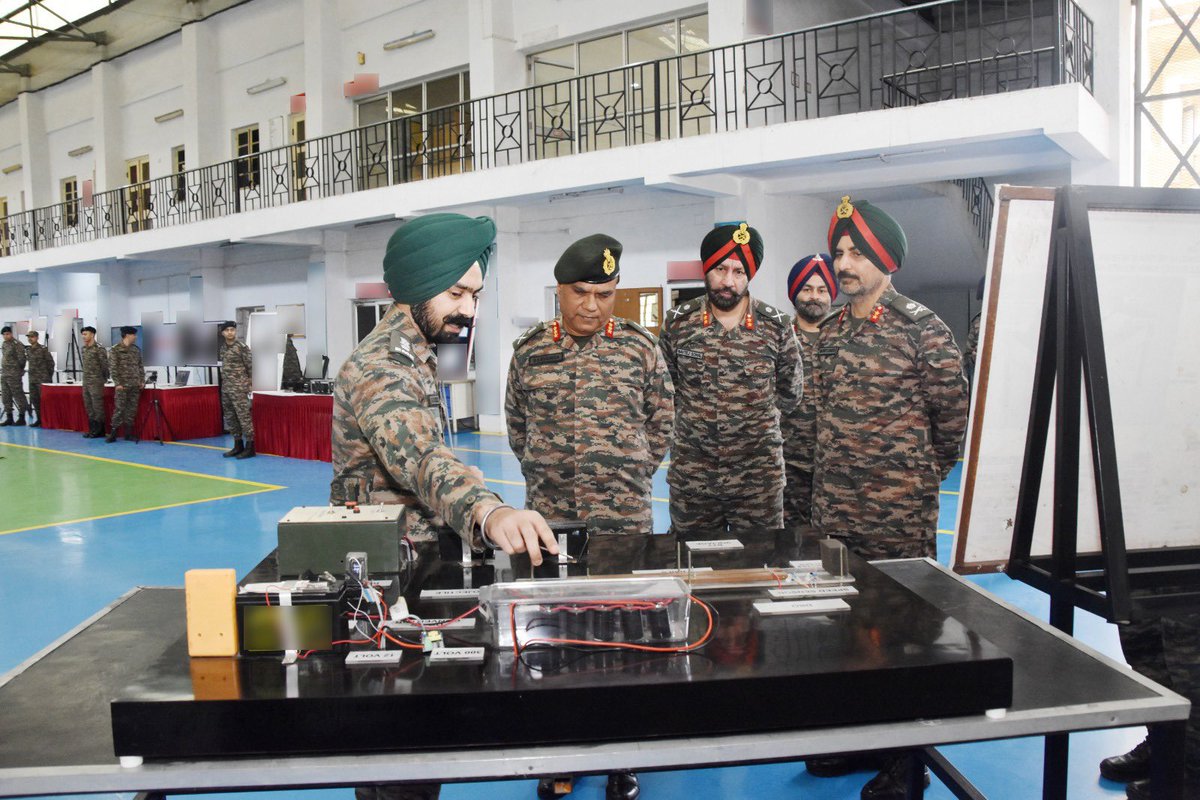 IaSouthern's tweet image. Lt Gen DS Kushwah, PVSM, AVSM, SM, General Officer Commanding (GOC), MG &amp;amp; G Area, visited the EME School at #Vadodara Military Station to review its training ecosystem and technological advancements.

The General Officer was briefed on key initiatives aligned with the