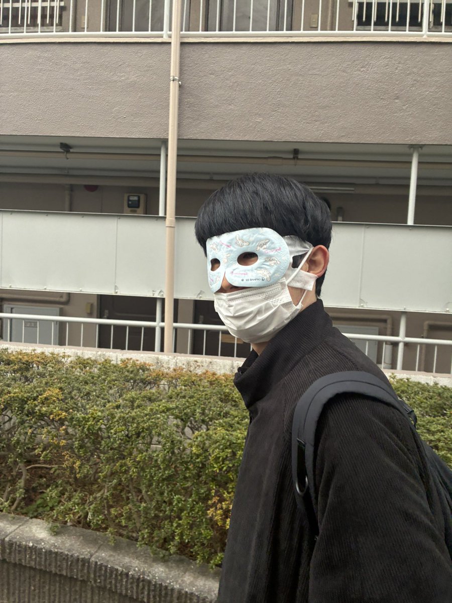 uberb_akd's tweet photo. 待ち合わせ場所に行ったら
ホットアイマスクしてました。
こいつNSCの時に先輩に挨拶する時はホットアイマスクは外すって習わなかったのかな！！！！
失礼だろこれ！！ https://t.co/hQaQK6SPs5