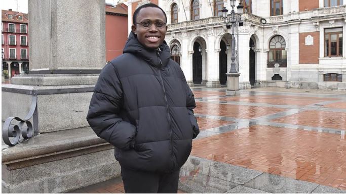 Cyprian Okpowe, sacerdote nigeriano y dos veces Baltasar en Valladolid, recuerda que quienes huyen de la persecución no deberían tener que mostrar papeles.

Más info: ceoevalladolid.es/el-sacerdote-n…