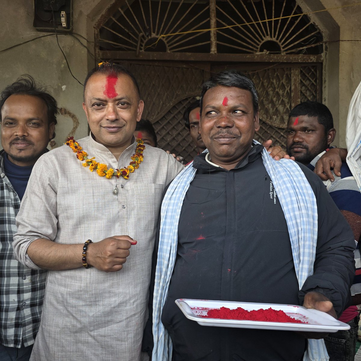 मिठो संयोग, आज खरसाल टोल, नयाँ बजार बरहथवामा गगन सहनीसँग भेट।  दुवै गगन दङ्ग 😁