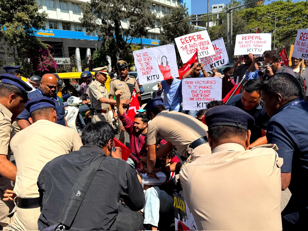 kitu_hq's tweet photo. Bangalore: Hundreds of IT employees arrested, along with Karnataka IT/ITeS Employees Union (KITU) General Secretary Suhas Adiga and other leaders and activists from KITU and various Central Trade Unions, during the All India General Strike against the anti-worker labour codes https://t.co/Vs6bUcSDhn