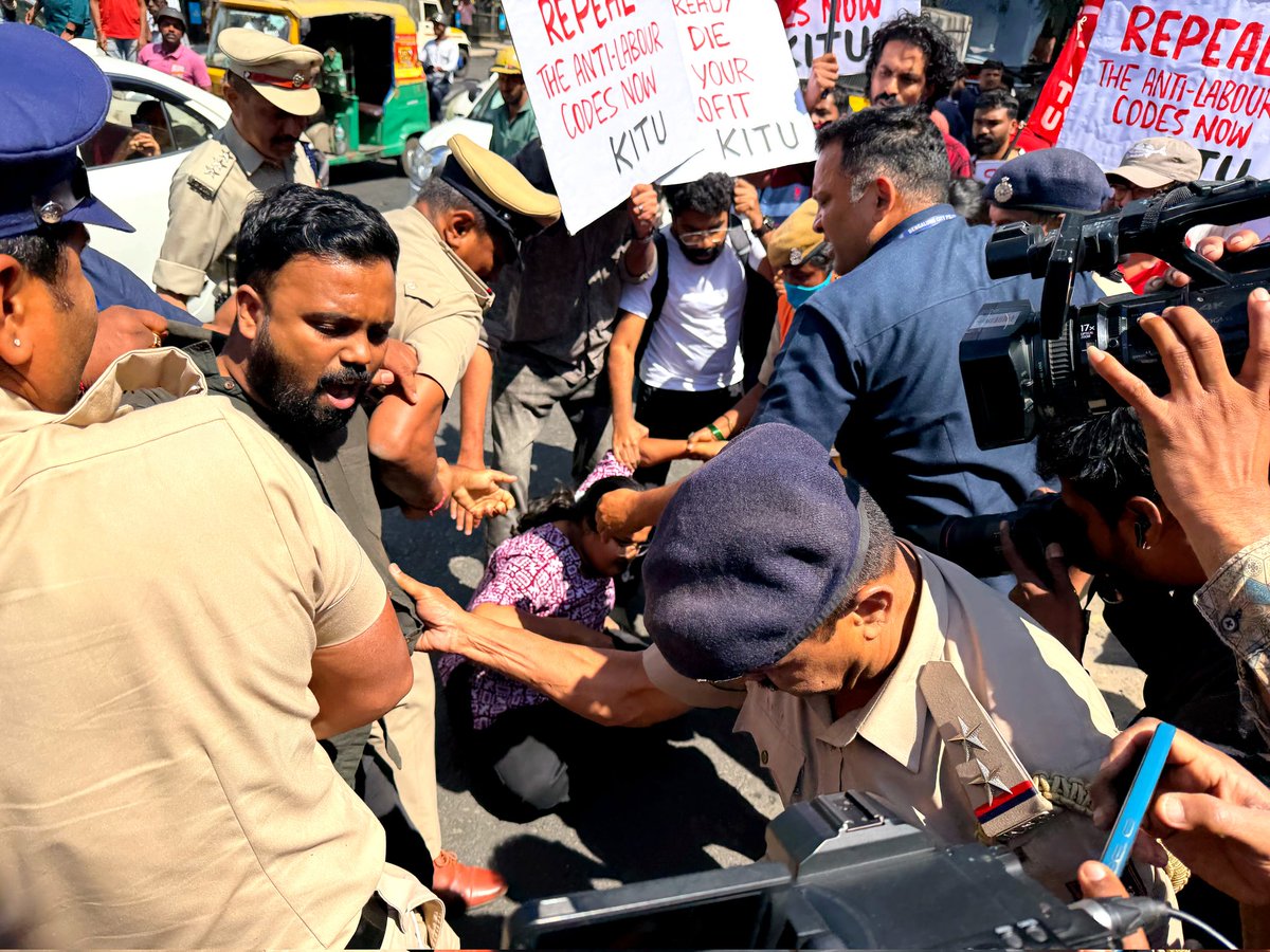 kitu_hq's tweet photo. Bangalore: Hundreds of IT employees arrested, along with Karnataka IT/ITeS Employees Union (KITU) General Secretary Suhas Adiga and other leaders and activists from KITU and various Central Trade Unions, during the All India General Strike against the anti-worker labour codes https://t.co/Vs6bUcSDhn