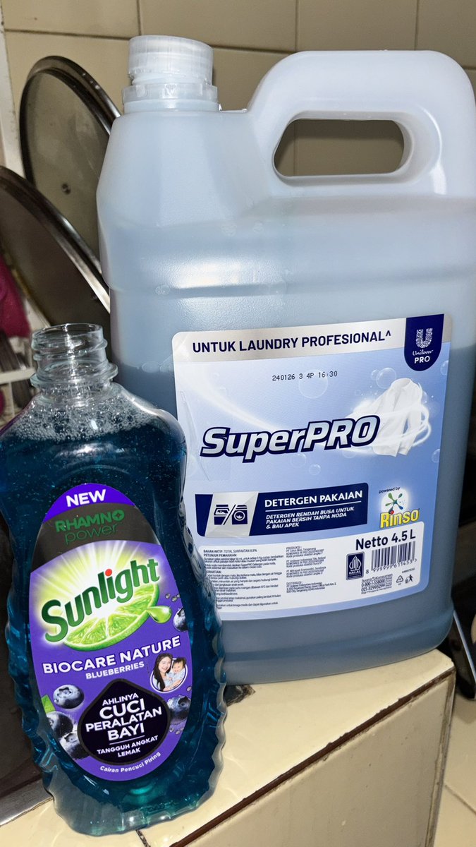 HeniAstr's tweet photo. Beli Detergen Jerigen lagi, karna selain hemat, kemasannya bisa dipakai lagi/didaur ulang jd ga nambah sampah plastik. Krna berat jadi taro di bks botol Sunlight😅
Rinso Superpro: https://t.co/juqqx5k1mr
Sunlight Botol: https://t.co/juqqx5k1mr https://t.co/BukDB44ak5