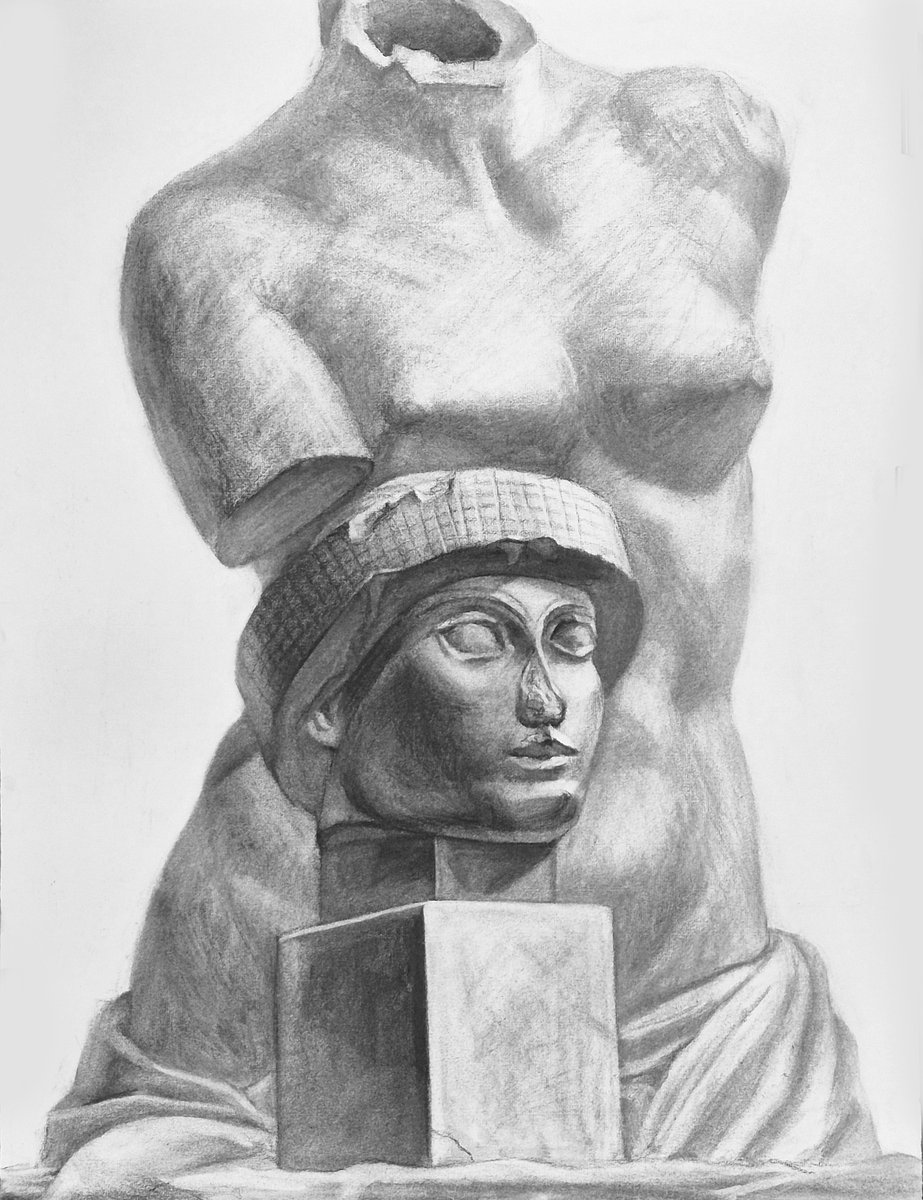 受験コースの生徒作品です。組み石膏は難しいですが、自然体で全体の空間を捉えられていてとても良いです！
３、４枚目は現役生のデッサン。