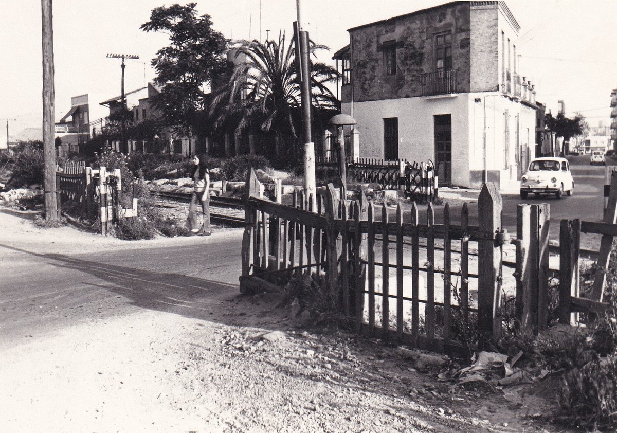 Antiguo paso a nivel del Barrio Peral, en junio de 1973. 

- Signatura: FO14100-006.