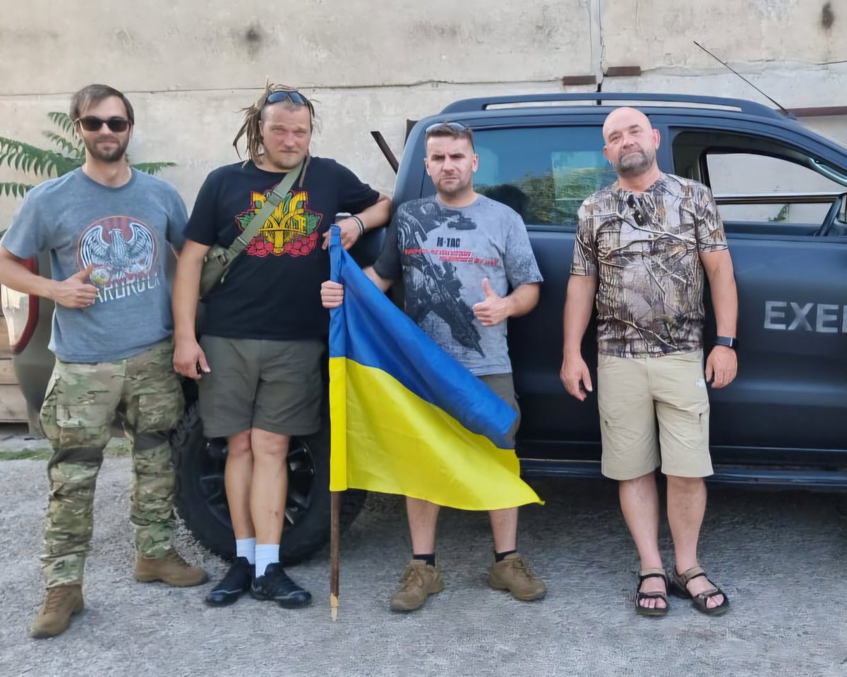Exen's tweet photo. 🚨 COŚ SIĘ KOŃCZY, COŚ SIĘ ZACZYNA 🚨

Kochani, dzisiaj trochę dłuższy wpis i mocno osobisty…

✔️ Prawie 4 lata na wojnie
✔️ 150 wyjazdów na front
✔️ 368 terenówek dostarczonych
✔️ 10 mln zł wartości dla ZSU

Mimo wielokrotnych prób ruskim nie udało się mnie zabić. Ale serce zostawiłem na Donbasie. W Bachmucie, Torecku, Awdijiwce, Pokrowsku.

Te 150 wyjazdów mocno mnie doświadczyło i zostawiło swój ślad. Na zdrowiu, na psychice, na rodzinie. W ostatnim czasie coraz częściej zastanawiałem się też nad tym, co będę robił po wojnie. Bo ona kiedyś się skończy.

Na jednym z wyjazdów w zeszłym roku zakumplowaliśmy się z Markiem, przedsiębiorcą i wielkim polskim patriotą. Na tyle mocno, że parę miesięcy temu Marek postanowił przejść na zasłużoną emeryturę i wydzierżawić mi i mojemu sąsiadowi swoją firmę oponiarską w Białymstoku, którą budował od zera przez prawie 30 lat.

I w ten oto sposób we dwóch z @UPopie jako Exen Sp. z o.o. z dniem 1 lutego 2026 r. zostaliśmy wulkanizatorami :)

To drugie - po Ukrainie - wielkie wyzwanie w moim życiu.

A teraz najważniejsze: akcja Terenówki na front (https://t.co/RCKj5MQI0e) na platformie @pomagam będzie trwała dalej, pod moim osobistym nadzorem. Za zakup i przygotowanie aut oraz za wyjazdy będzie odpowiadał @YoggyYogg. Ja też co jakiś czas będę jeździł, ale rzadziej niż do tej pory.

Środki z @Patronite_PL (https://t.co/rHB85xnOai) będą finansowały wyjazdy Team @Exen.

Poza tym nie zmienia się nic. Mamy świetną ekipę wyjazdową i społeczność darczyńców, mamy auta do zawiezienia, mamy energię i determinację, aby kontynuować naszą misję!

Tak więc to na tę chwilę tyle, jeżeli chodzi o zmiany i stare i nowe wyzwania

Dziękuję za uwagę i za te 4 lata 💪💪